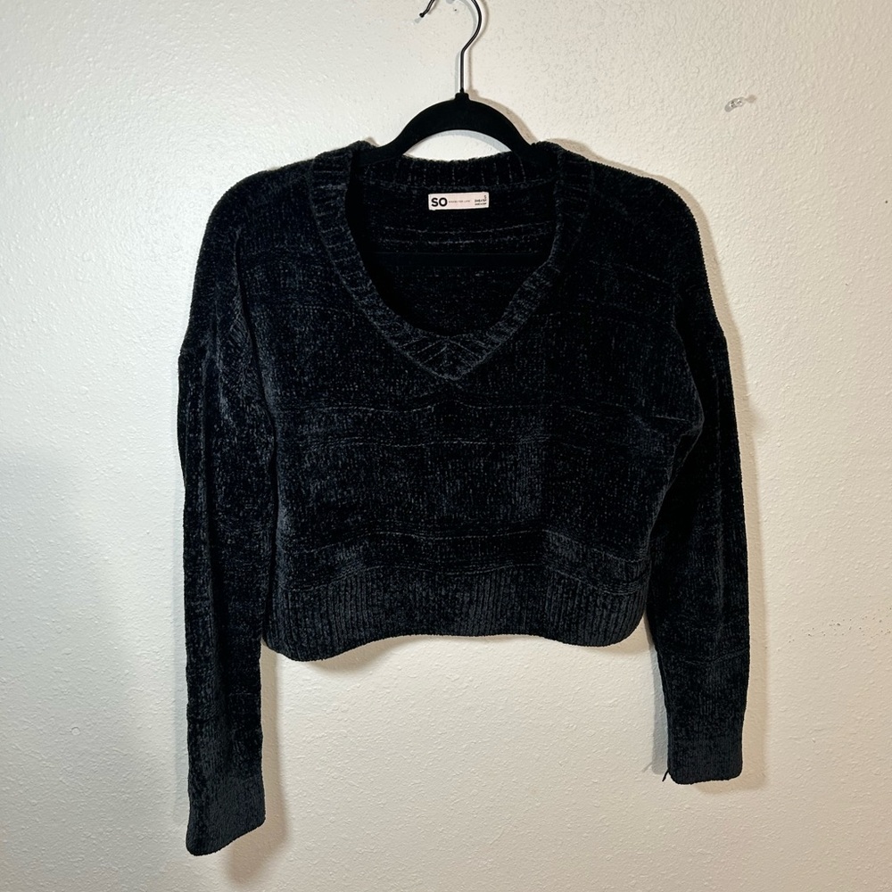 SO Black V-Neck Sweater SIZE: SMALL